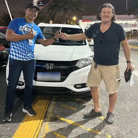 Cliente recebendo as chaves do carro na entrega (foto 11 de 12)