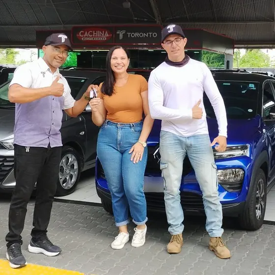 Cliente recebendo as chaves do carro na entrega (foto 12 de 12)